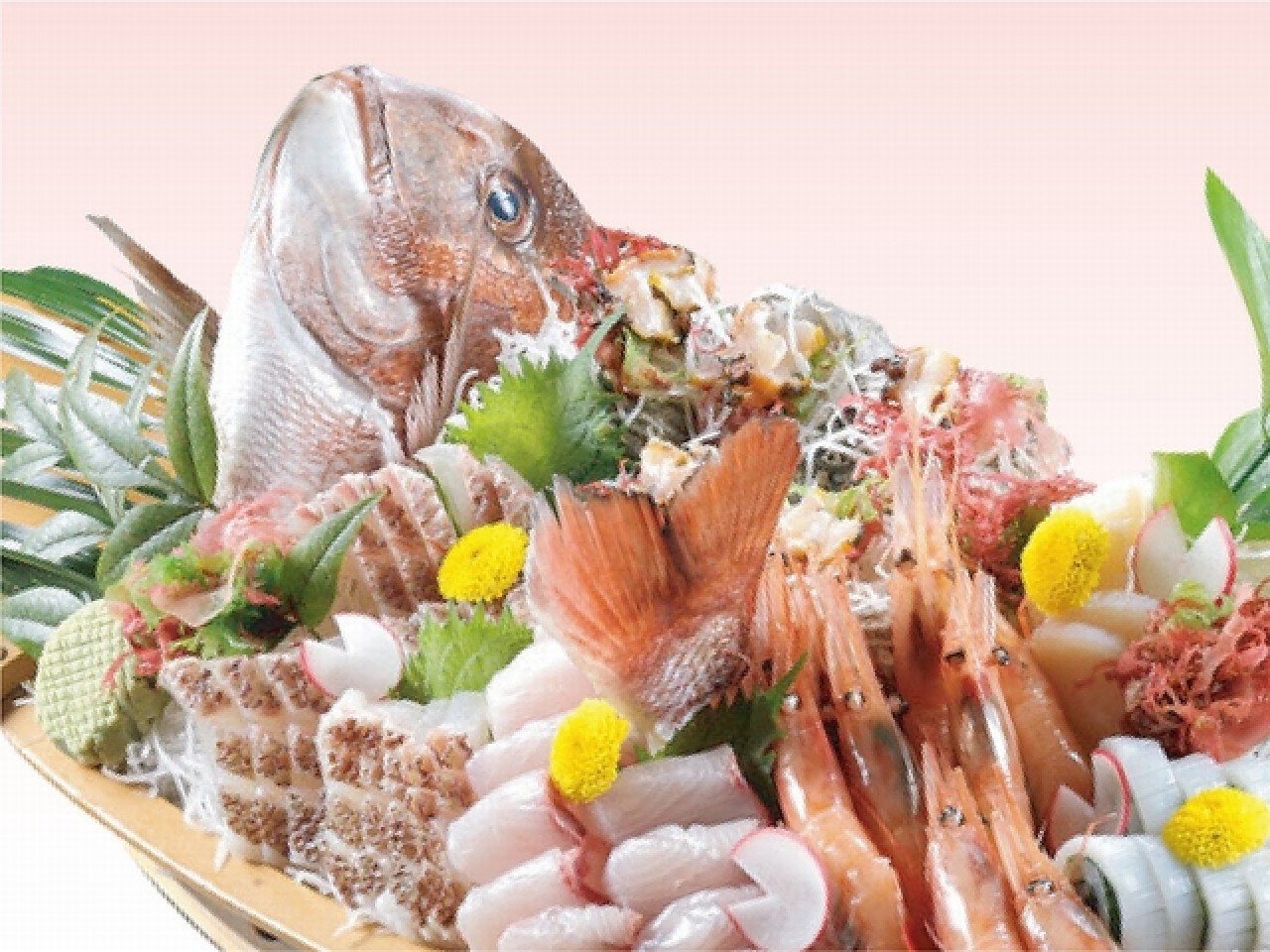 鯛や甘海老、旬魚を盛り込んだ日本海荒磯舟盛！※写真は5名様盛です