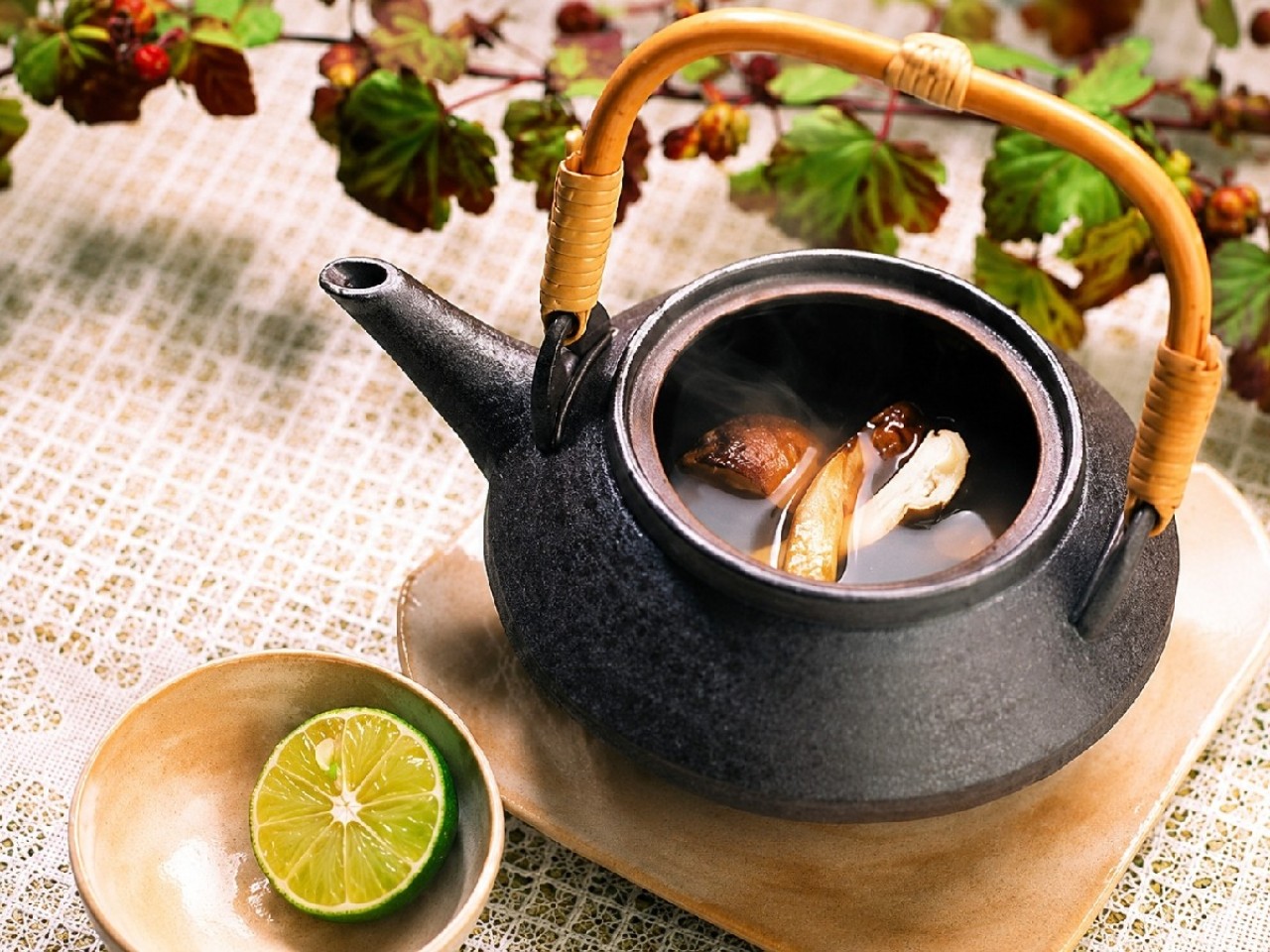 【松茸土瓶蒸し】　※琥珀色の松茸土瓶蒸しは期間限定の特別な秋のしずく