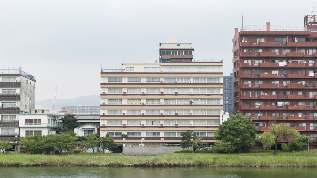 【外観】坂本龍馬も泳いだ鏡川のほとりで高知の滞在をお楽しみください