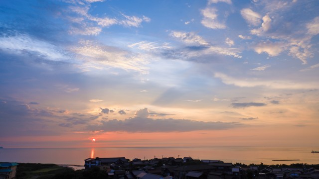 【1日1組様】移ろう窓辺。静かな雨音とともに夕日を待つ、海を眺める宿ごもり●初夏の記念日［6HX］