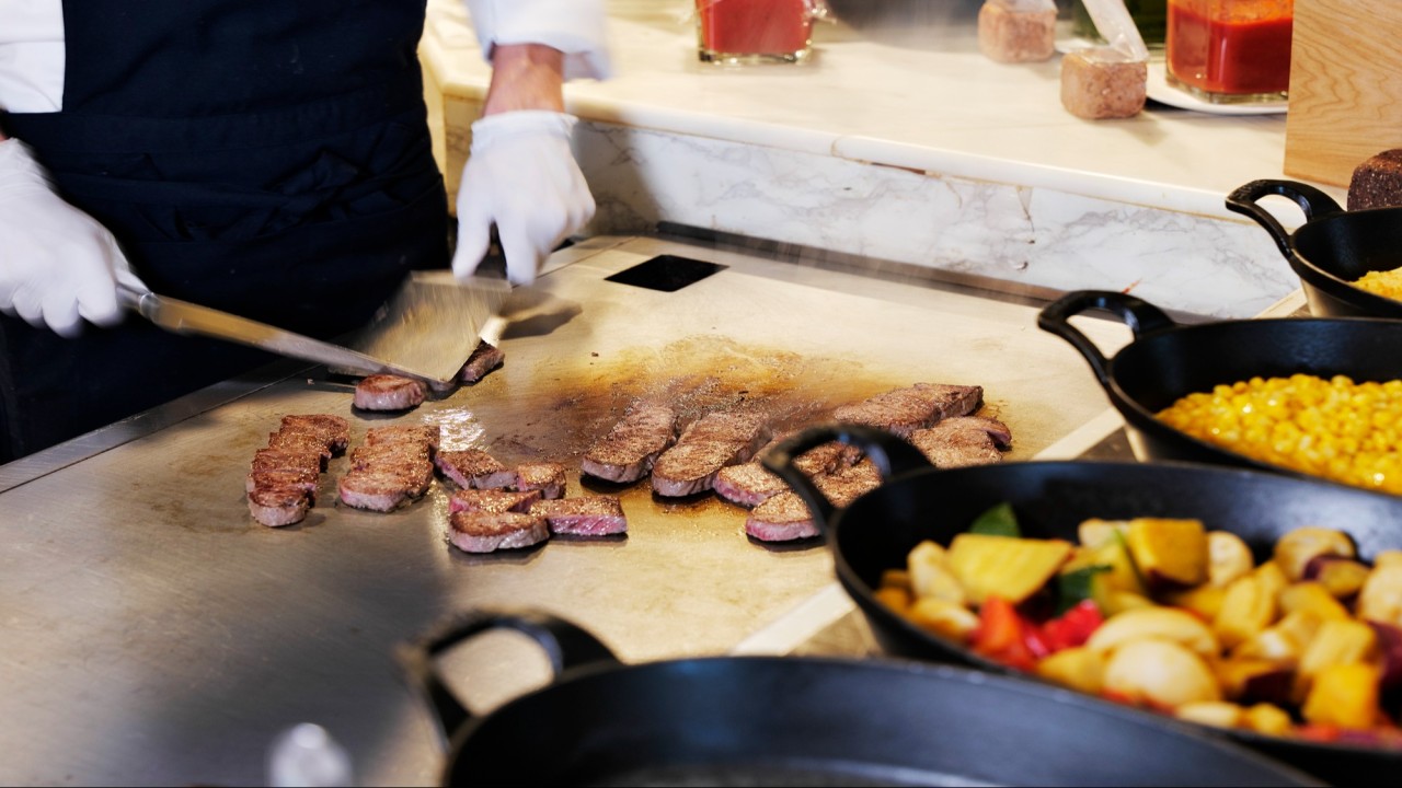 ◆オホーツクバイキング一例／お客様の目の前で焼き上げるお肉や海鮮を、できたてあつあつでどうぞ