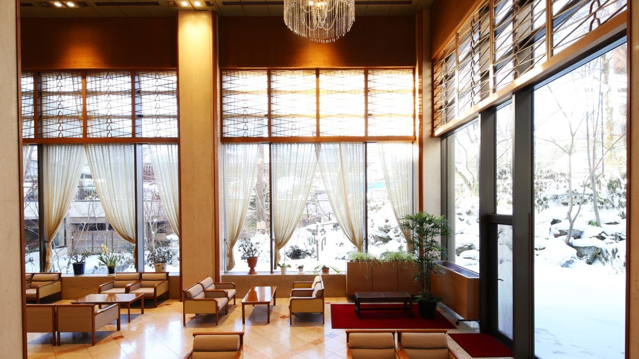 【ラウンジ】庭園の四季を感じる空間　