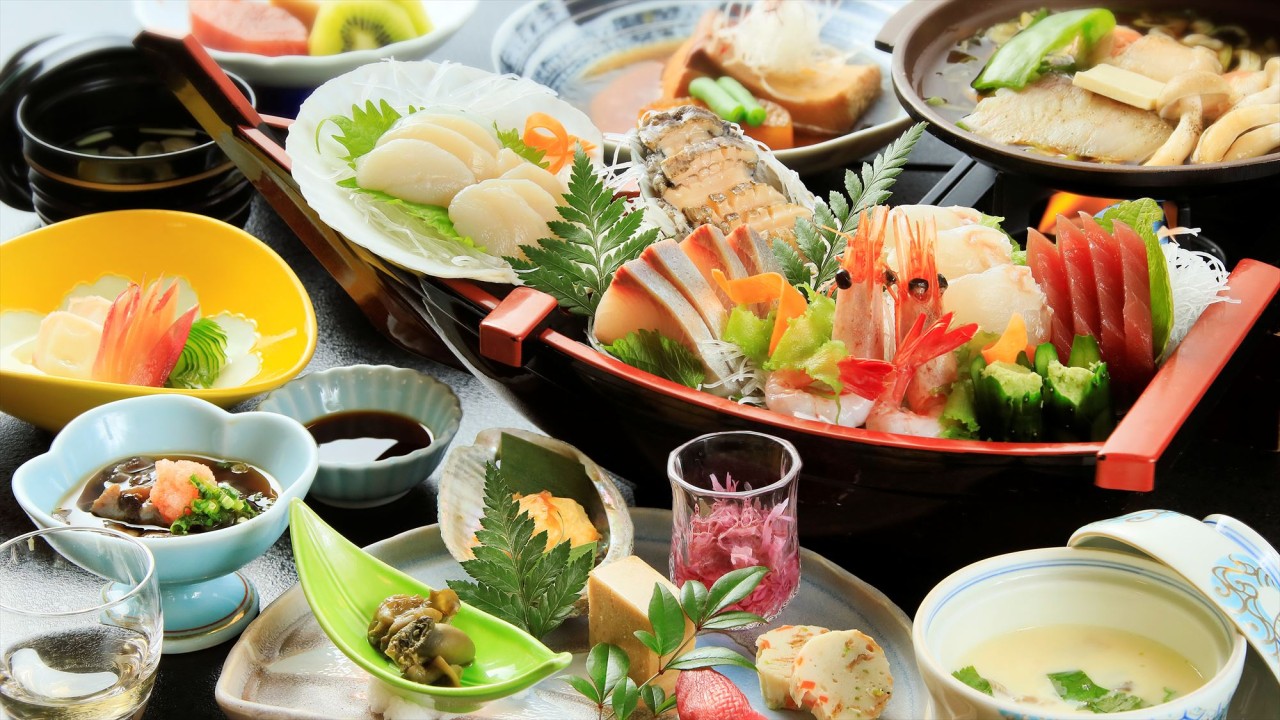 豪快な刺盛付きの三陸の海の幸を味わう「宝来刺盛会席」一例