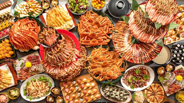 【冬ビュッフェ☆】カニとエビが食べ放題！ステーキやお寿司も楽しめる豪快カニビュッフェ［K001KZ］