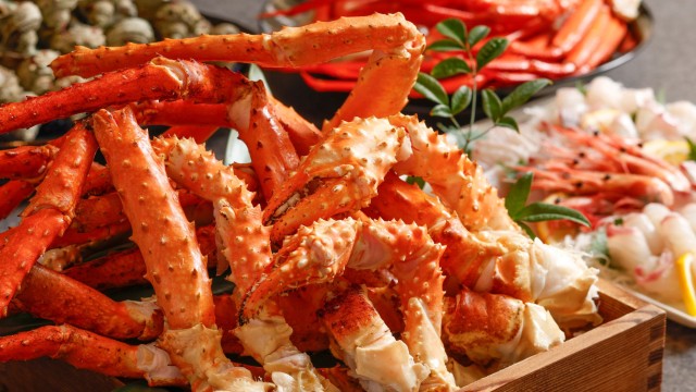 【新春カニビュッフェ☆】期間限定・タラバガニも食べ放題！ステーキやお寿司も楽しめる豪快カニビュッフェ［K001KZ］