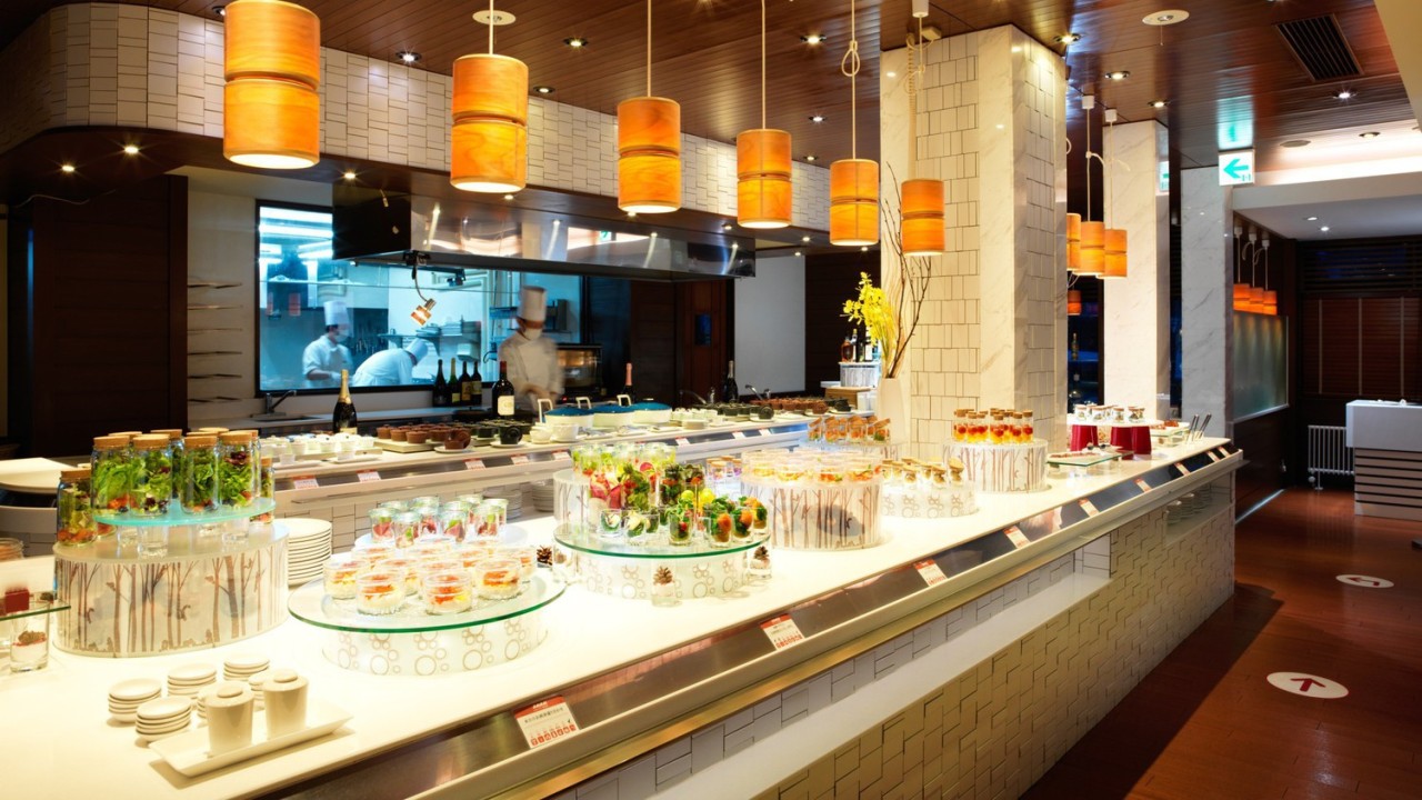 ◆夕食ビュッフェ一例／オープンキッチンから出来立て料理を提供！