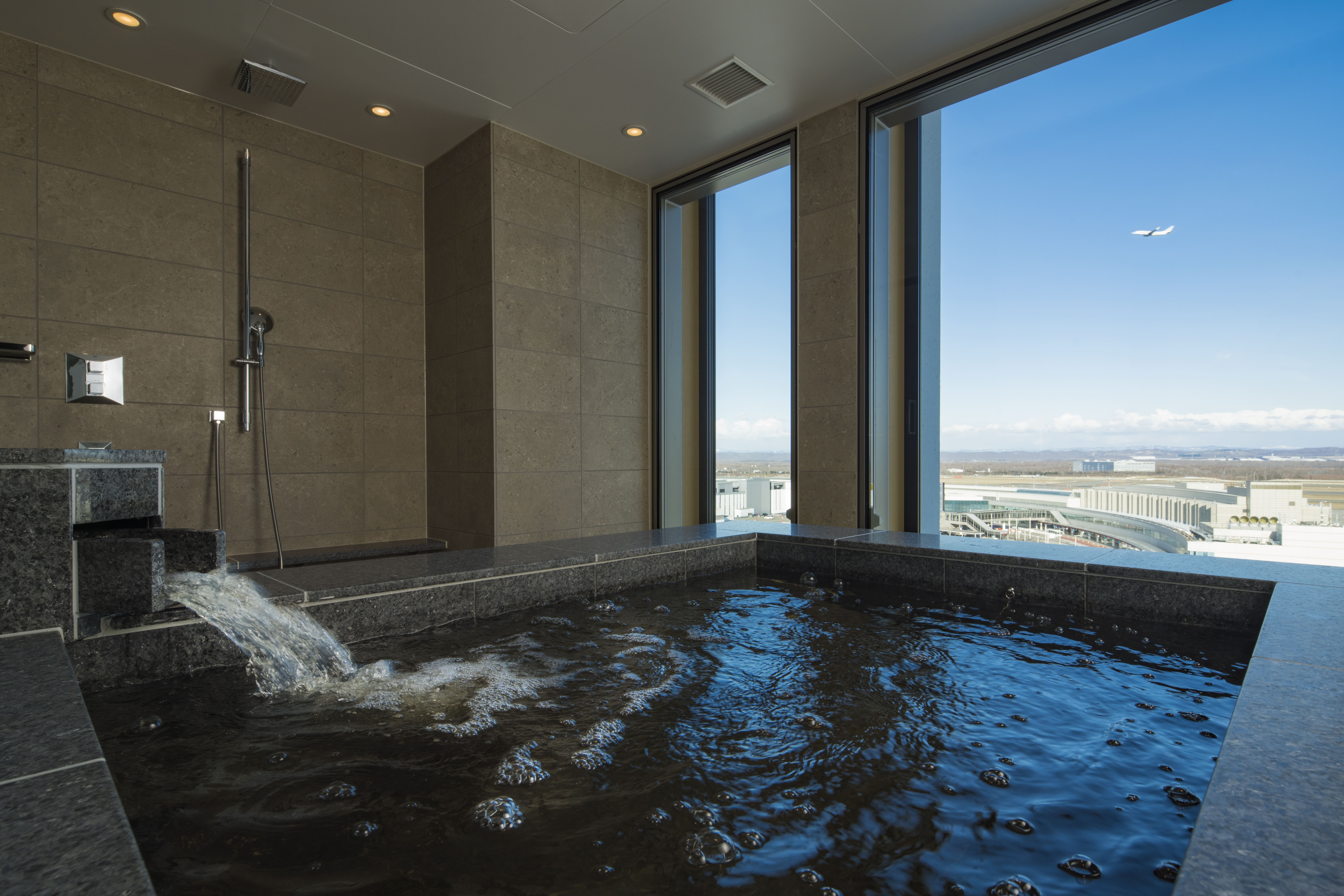 【Limited-Time Special Offer】Enjoy Panoramic Views of Aircraft Taking Off and Landing from a Suite with a Private Hot Spring Bath / In-Room Breakfast Included