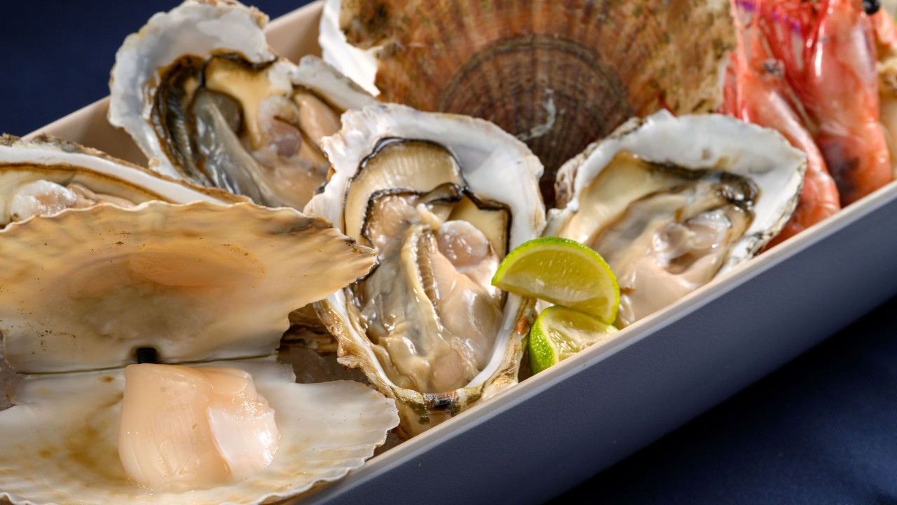 【バイキング】シェフ特製豪華メインディッシュ『季節の海鮮盛り合わせ』（2名様盛り一例）