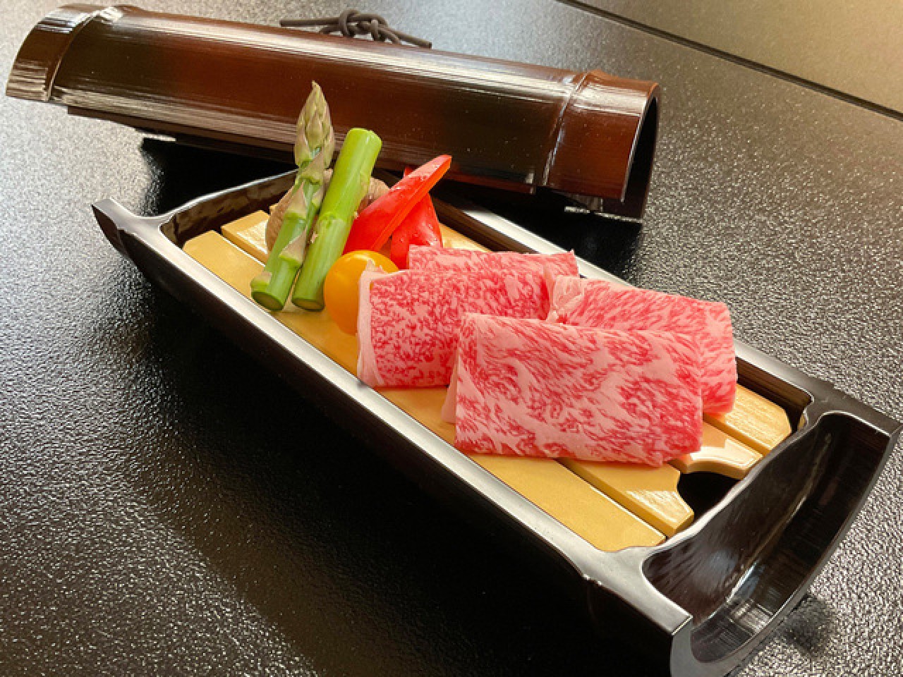 ・【ご夕食例】前沢牛を竹せいろ蒸しで。上質な脂と旨味をご堪能ください