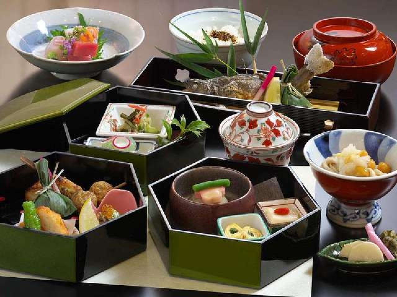 【本館夕食／四季御膳】お刺身など小鉢が付いてグレードアップしたお料理をご用意