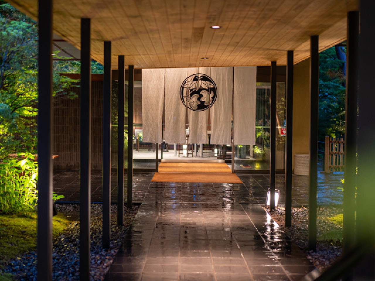 2019年に佳松亭のエントランスをリニューアルいたしました。自然に囲まれた積善館をお楽しみください。