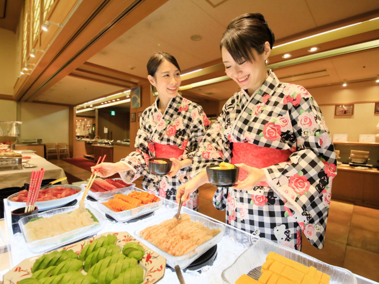 【バイキング】まぐろ・海老・イカなど載せ放題の海鮮丼コーナー