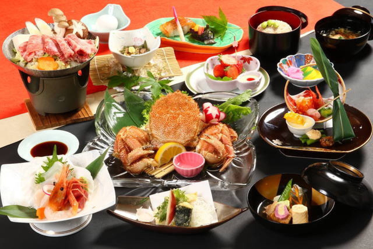 毛蟹の姿盛り、さらに白老牛のすき焼き付き夕食