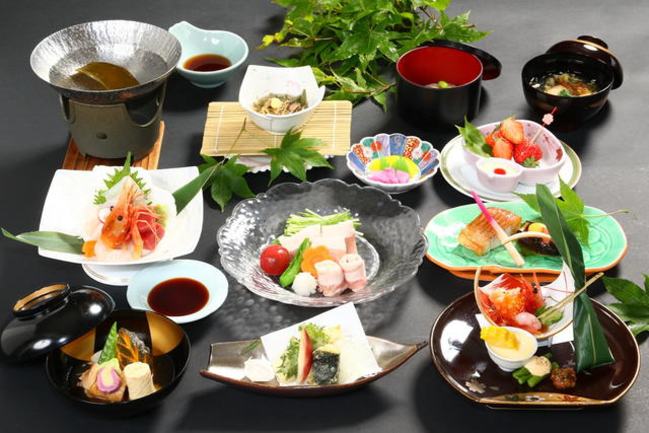季節の旬菜鍋夕食