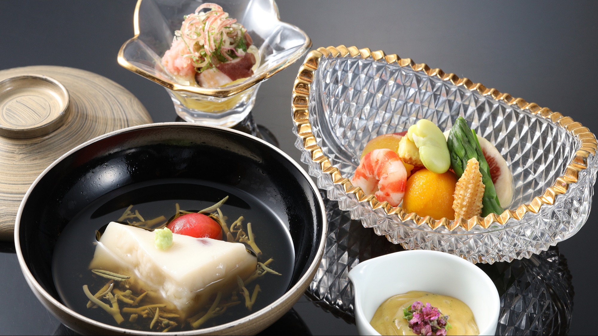 【お部屋食】旬の食材を使った彩り豊かな前菜（一例）