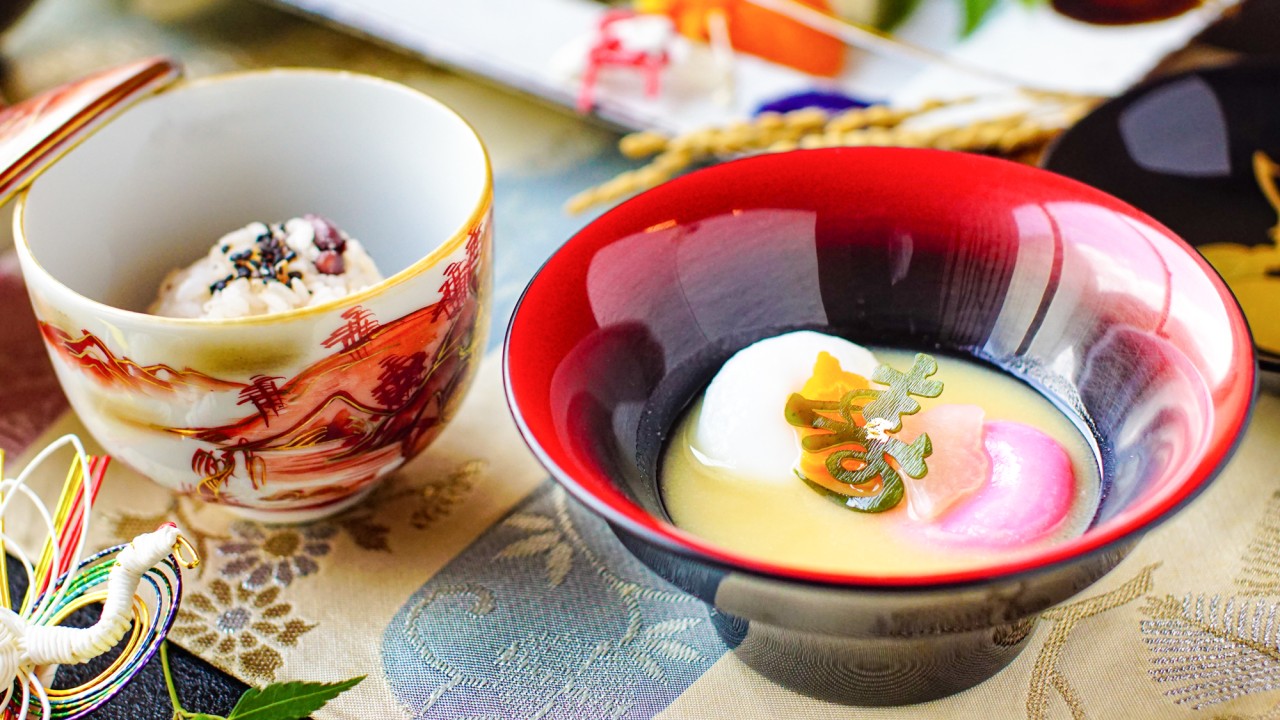 おめでたい席に欠かせない紅白の雑煮と御赤飯のセット。会席に加えお祝いを演出します