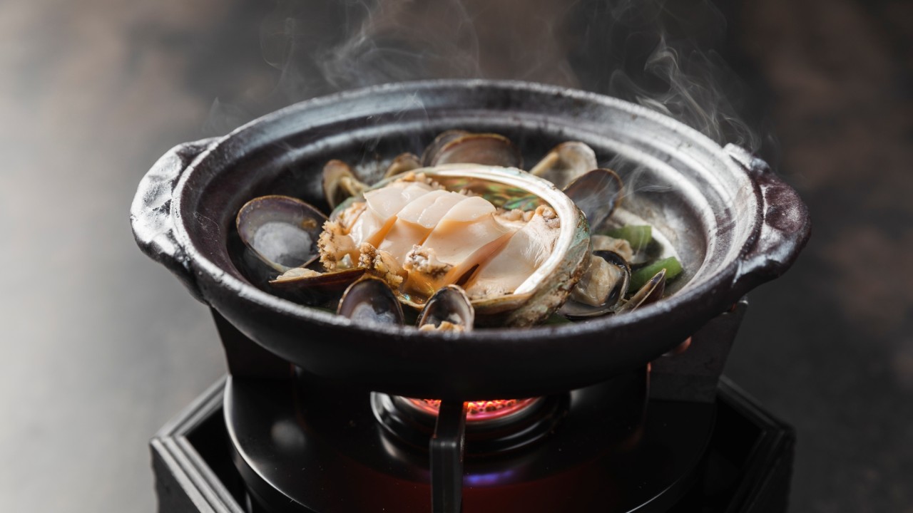 【ご夕食一例】「鮑の田酒蒸し」青森近海で獲れた新鮮な鮑を地酒『田酒』で蜆とともに酒蒸しでご提供。